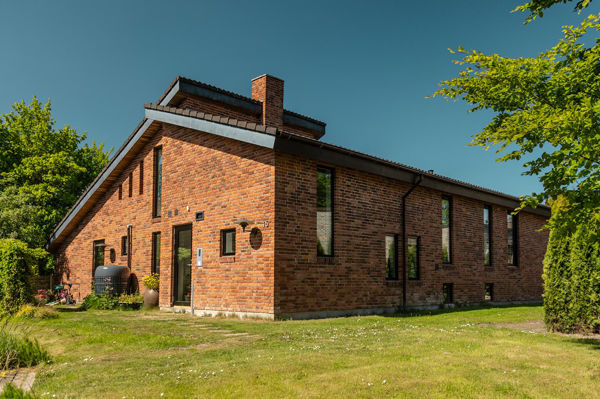 Slanke VISION-vinduer lysner op i arkitektvilla