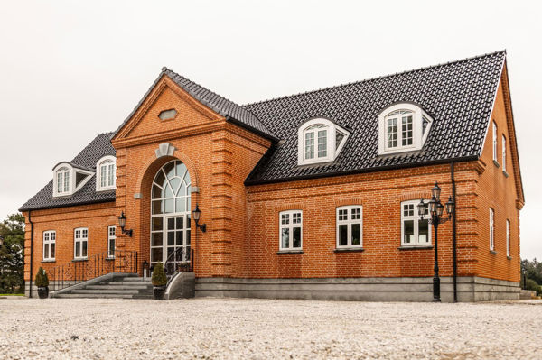 Landsted opført i klassisk stil